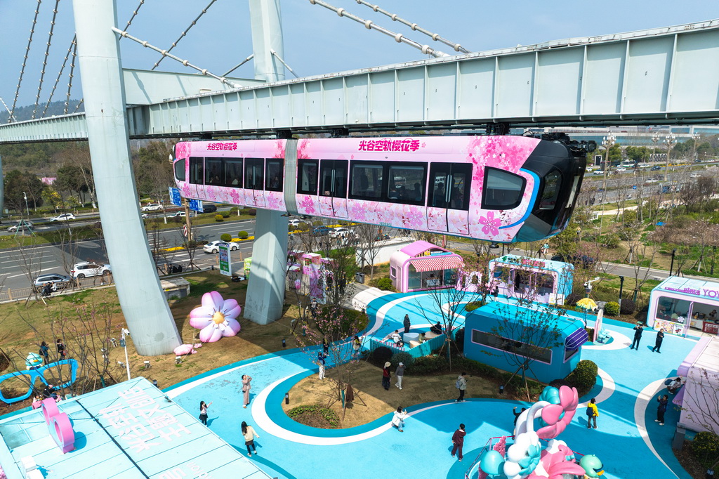 3月21日，一列空轨列车在运行中。