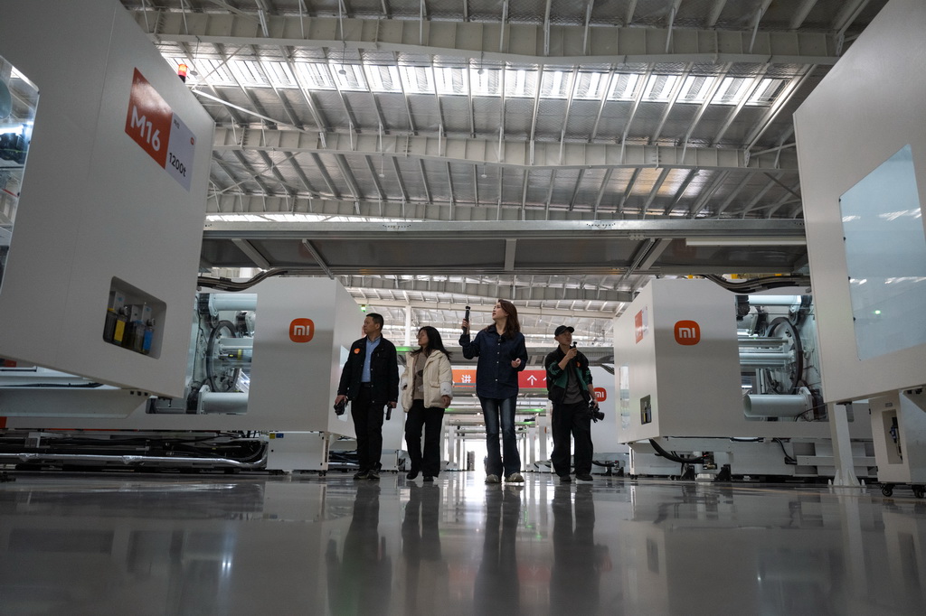 3月21日，参观者在位于武汉的小米智能家电工厂参观。