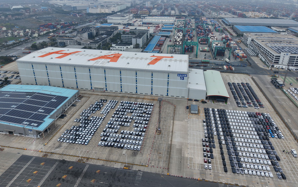 3月24日拍摄的位于上海外高桥海通汽车滚装码头上的整车自动立体库(无人机照片)。