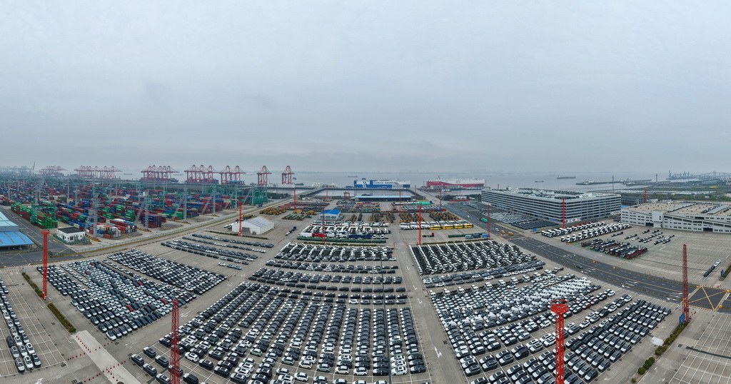 3月24日拍摄的位于上海外高桥的海通汽车滚装码头(无人机照片)。