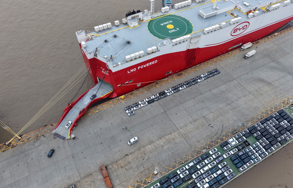 3月24日,国产新能源汽车驶入停靠在码头上的汽车滚装船(无人机照片)。