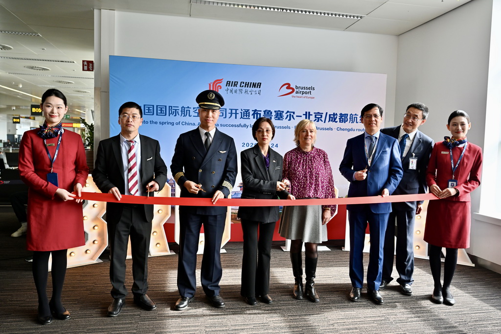 3月24日,在比利时布鲁塞尔国际机场,嘉宾在首航仪式上剪彩。