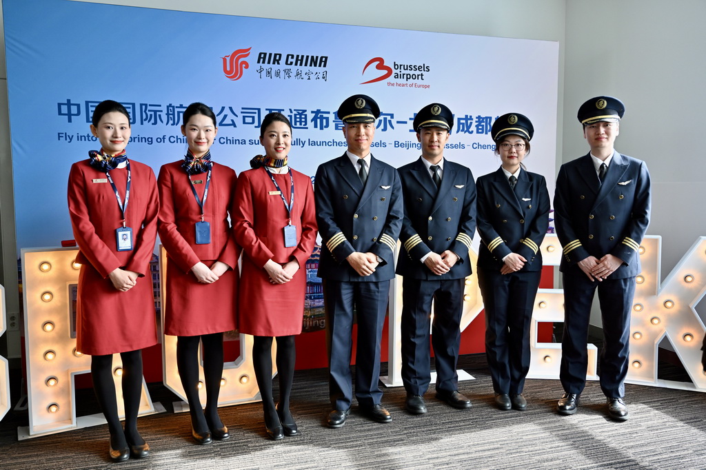 3月24日，在比利时布鲁塞尔国际机场，中国国际航空公司机组人员在首航仪式上合影。