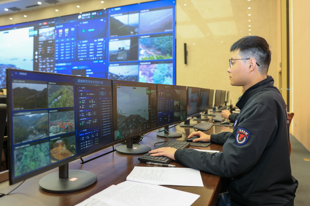 3月23日，在浙江省宁波市城市安全运行中心，工作人员使用“森林防灭火系统”实时监测森林火险情况。新华社记者 江汉 摄