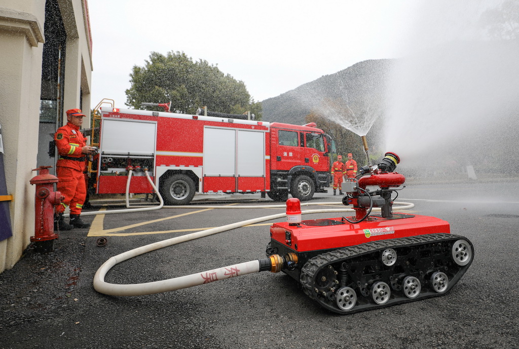 3月24日，在浙江省宁波市鄞州区，当地综合森林火灾应急救援队队员使用移动水泵进行灭火演练。新华社记者 杜潇逸 摄