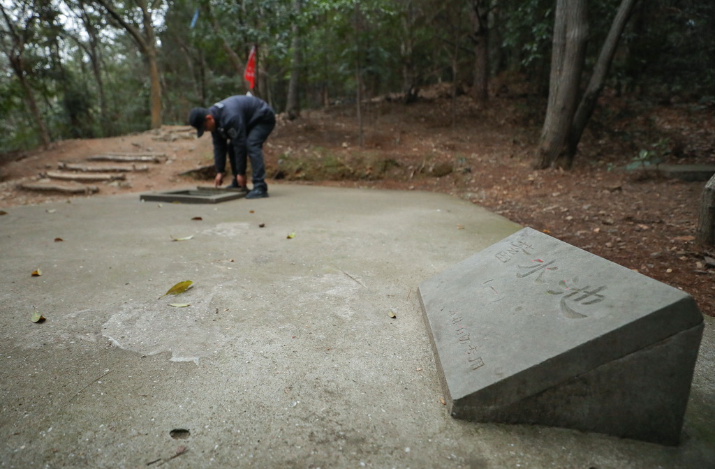 3月23日，在浙江省宁波市镇海区九龙湖旅游度假区，工作人员检查登山步道旁的蓄水池情况。景区定期检查蓄水池，保证池中有足量水、井盖可顺利开启。新华社记者 杜潇逸 摄