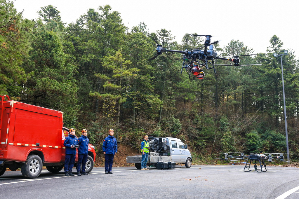 3月25日,在浙江省金华市北山林场,金华市无人机应急消防智慧救援大队进行无人机灭火演练。新华社记者 江汉 摄