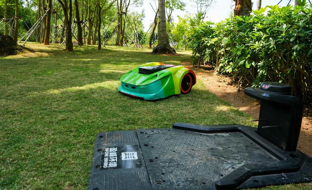 3月25日，智能无人割草机在中国（海南）南海博物馆周边草坪上作业。新华社记者 刘莲芬 摄