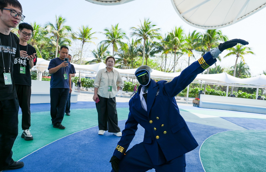 3月24日，人形机器人在海南省琼海市博鳌镇东屿岛跳舞。新华社记者 刘莲芬 摄