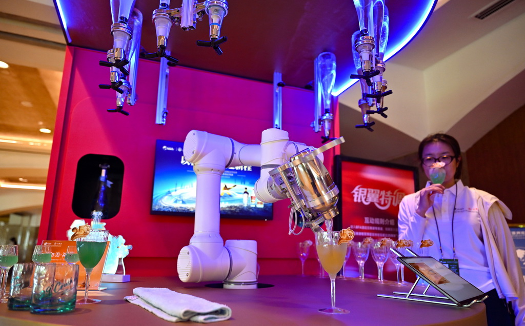 3月25日,一款调酒机器人在博鳌亚洲论坛大酒店为参会人员调酒。新华社记者 郭程 摄