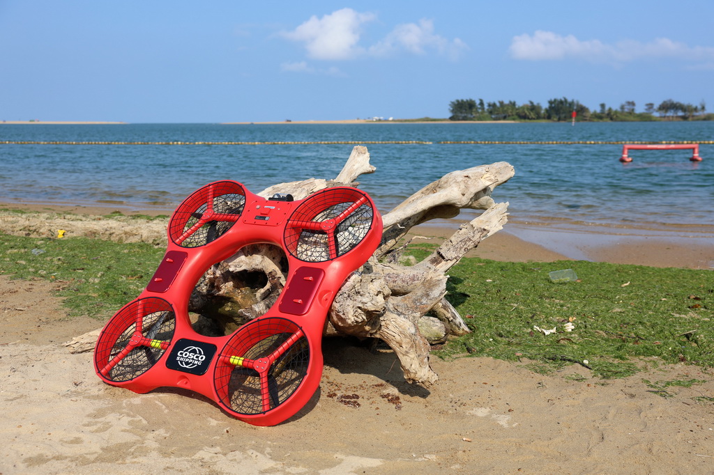 这是3月25日在博鳌亚洲论坛年会举办地海南省琼海市博鳌镇东屿岛拍摄的远海救援机器人。新华社记者 王益亮 摄