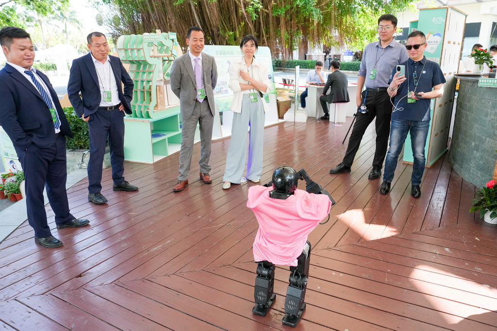 3月24日,人形机器人在海南省琼海市博鳌镇东屿岛与观众互动。新华社记者 刘莲芬 摄