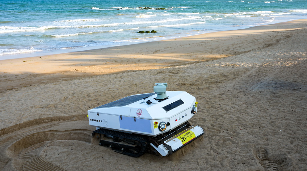 岸滩清扫机器人在海南省琼海市博鳌镇海滩作业(3月23日摄)。新华社记者 杨冠宇 摄