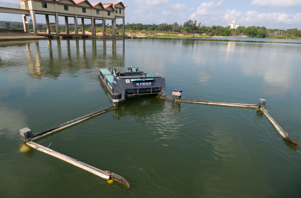 水上智慧环卫无人清洁船在万泉河水面作业(3月25日摄)。新华社记者 杨冠宇 摄