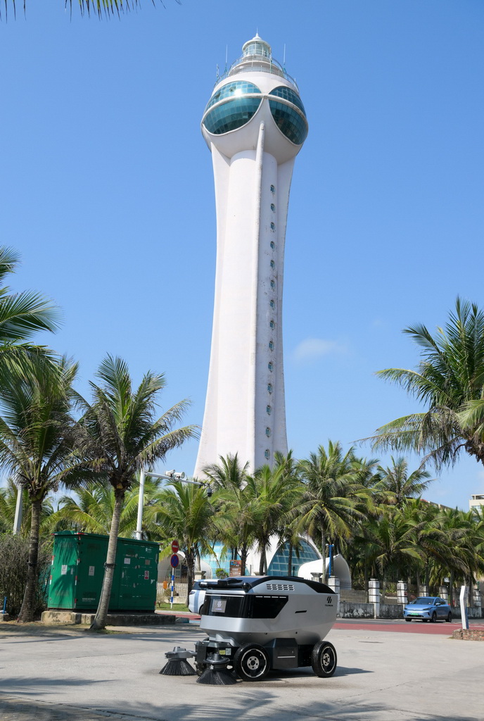 智能清扫机器人在海南省琼海市博鳌镇街头作业(3月25日摄)。新华社记者 杨冠宇 摄