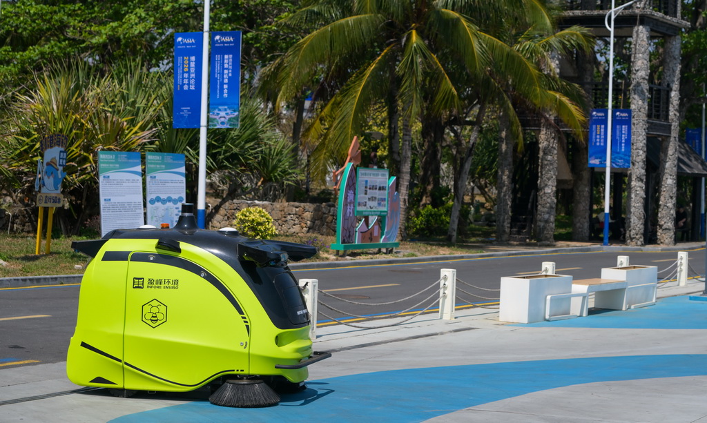 小蜜蜂智慧清洁机器人在位于海南省琼海市潭门镇排港村作业(3月25日摄)。新华社记者 杨冠宇 摄