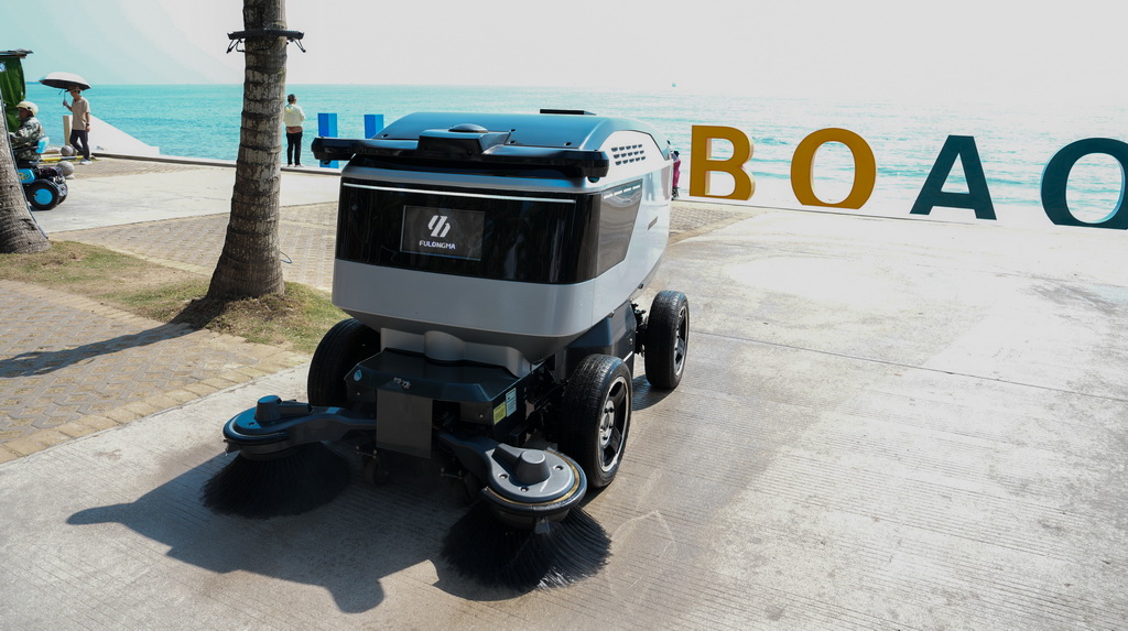 智能清扫机器人在海南省琼海市博鳌镇作业(3月25日摄)。新华社记者 刘莲芬 摄