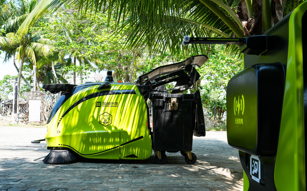 小蜜蜂智慧清洁机器人在海南省琼海市潭门镇排港村作业(3月25日摄)。新华社记者 刘莲芬 摄