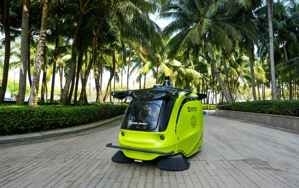 小蜜蜂智慧清洁机器人在位于海南省琼海市潭门镇的中国(海南)南海博物馆周边作业(3月25日摄)。新华社记者 刘莲芬 摄