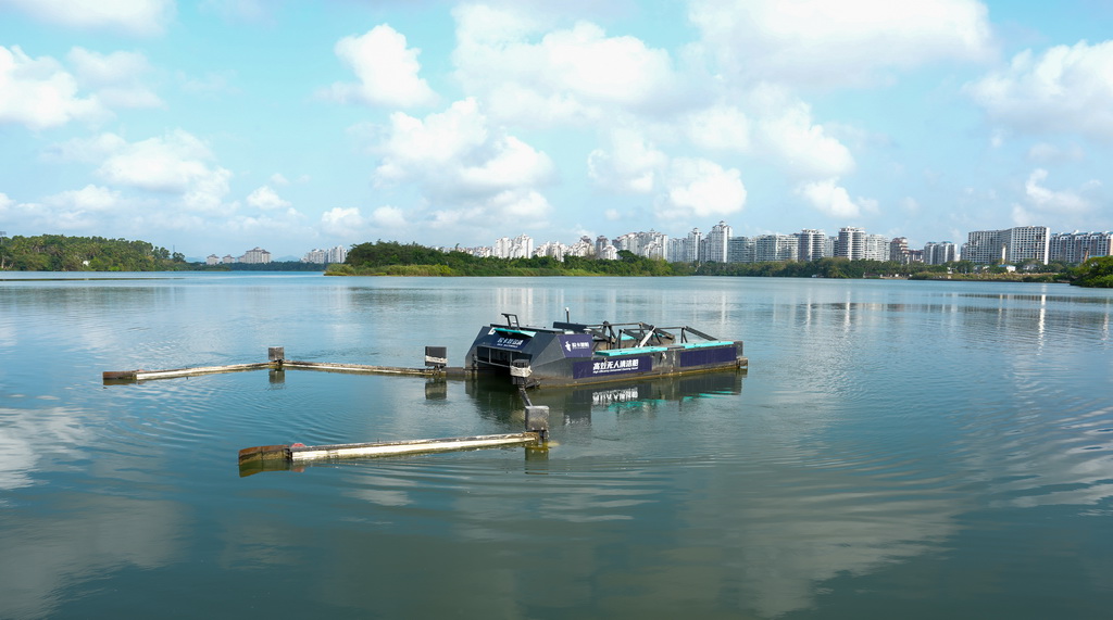 水上智慧环卫无人清洁船在万泉河水面作业(3月25日摄)。新华社记者 刘莲芬 摄