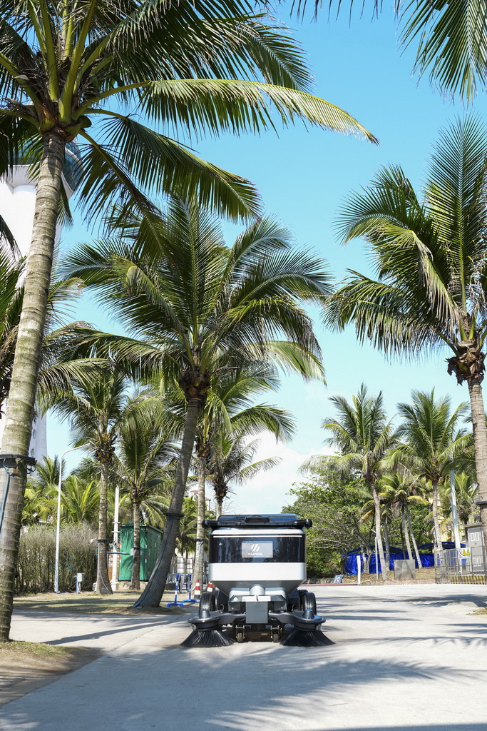 智能清扫机器人在海南省琼海市博鳌镇作业(3月25日摄)。新华社记者 刘莲芬 摄