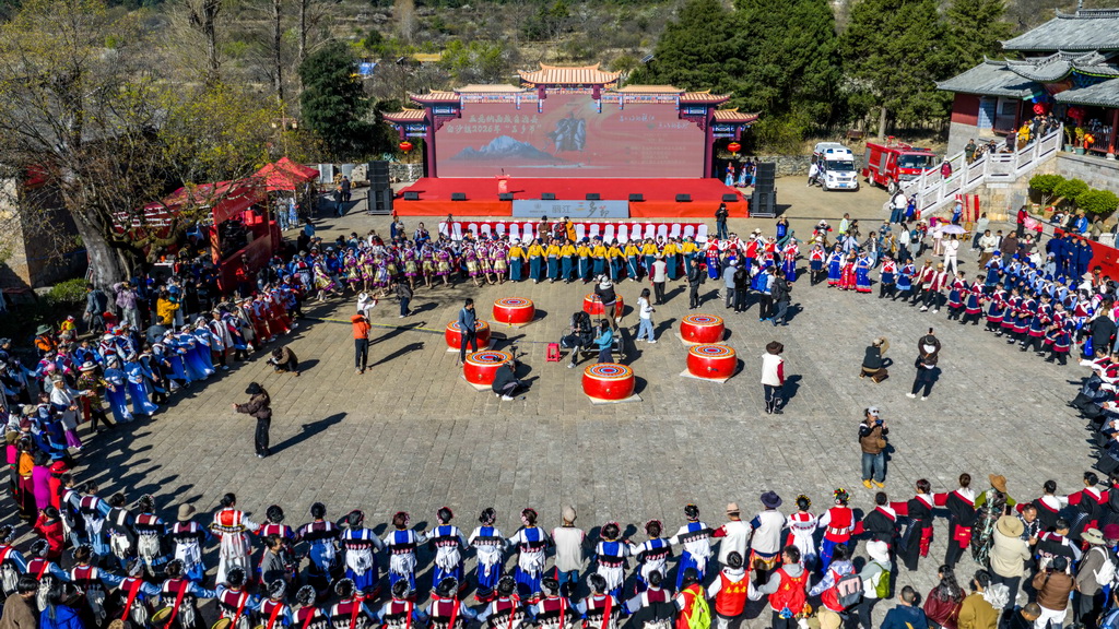 3月26日,人们在丽江市玉龙县白沙镇打跳(无人机照片)。