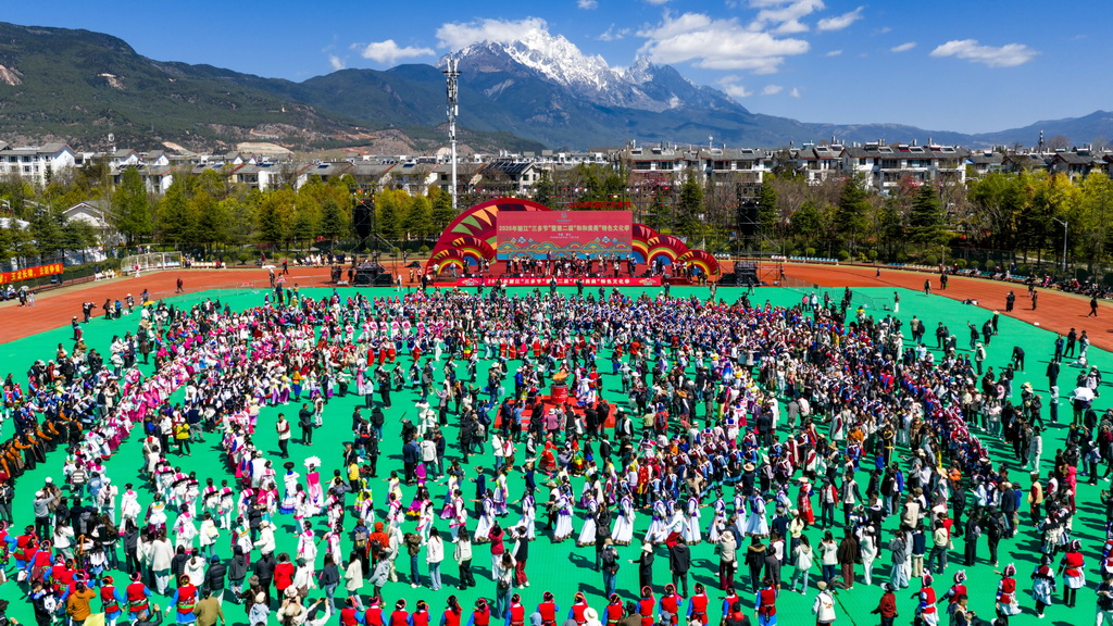 3月26日,人们在丽江市体育发展中心打跳(无人机照片)。