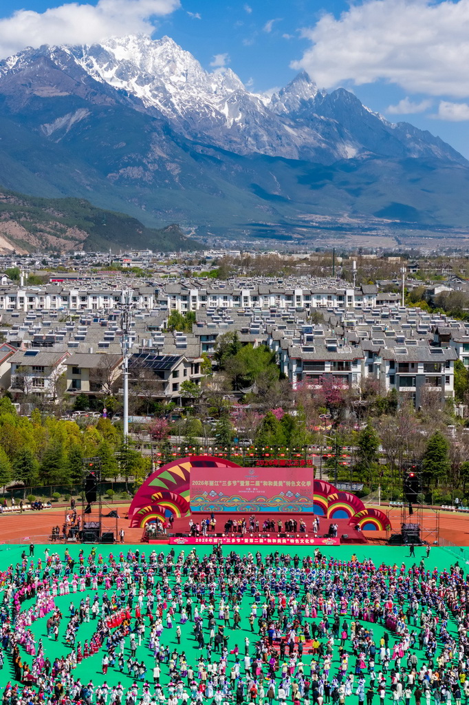 3月26日,人们在丽江市体育发展中心打跳(无人机照片)。