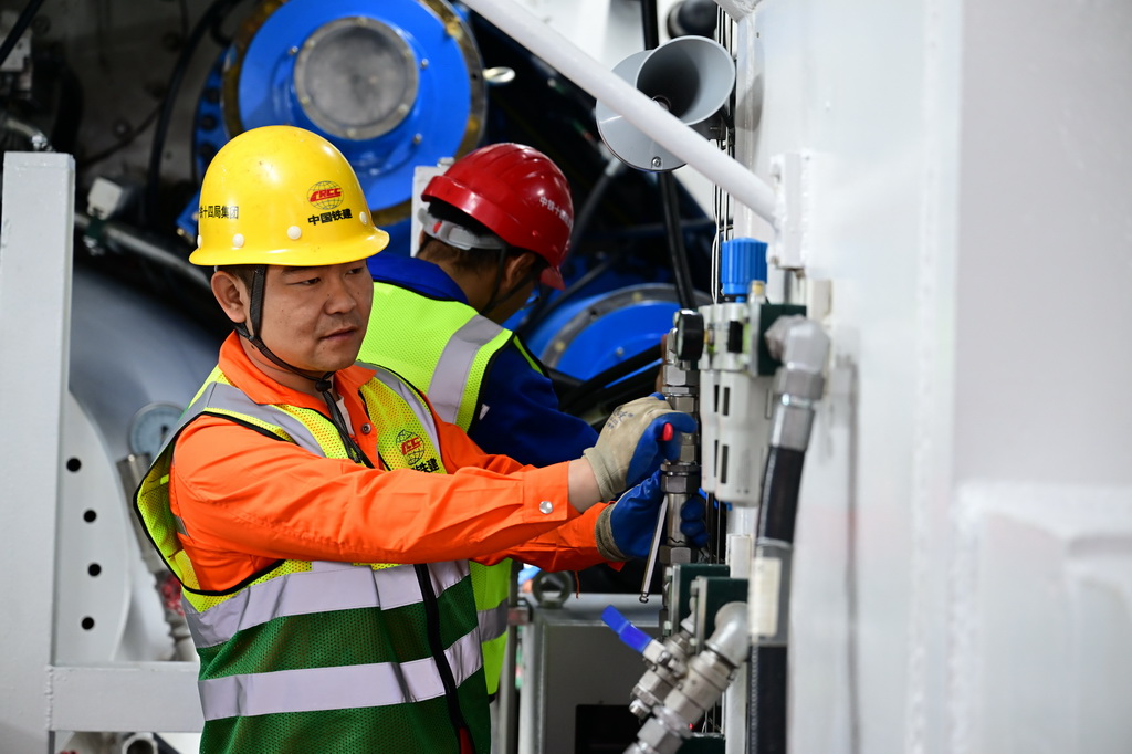 3月26日，施工人员在500千伏GIL（气体绝缘输电线路）管廊工程建设现场忙碌。