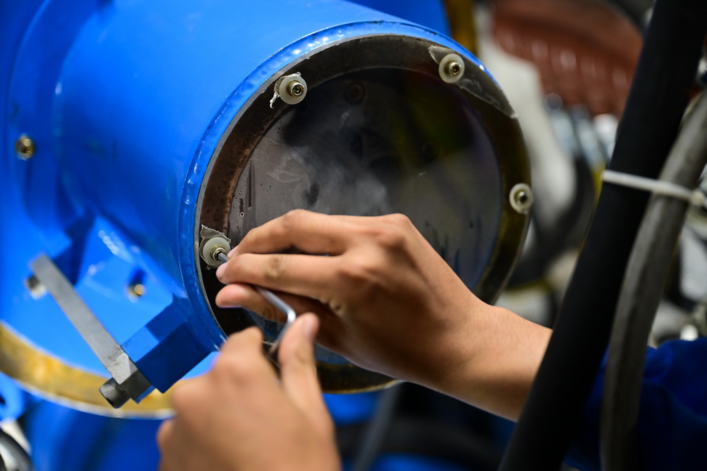 3月26日，施工人员在500千伏GIL（气体绝缘输电线路）管廊工程建设现场忙碌。