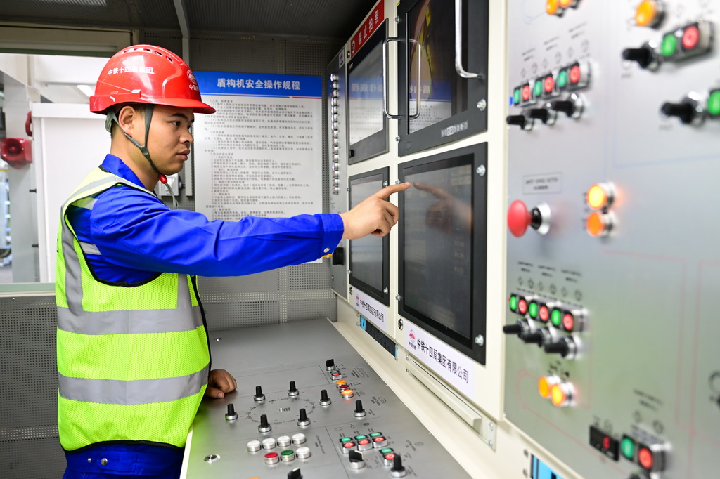 3月26日，施工人员在500千伏GIL（气体绝缘输电线路）管廊工程建设现场忙碌。