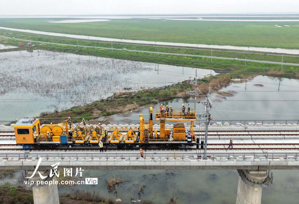 江西九江：京港高铁昌九段首条接触网导线成功架设【2】