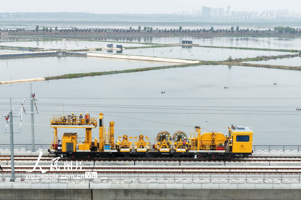 江西九江：京港高铁昌九段首条接触网导线成功架设【3】