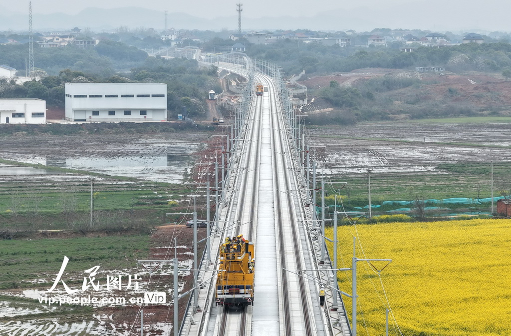 江西九江：京港高铁昌九段首条接触网导线成功架设【4】