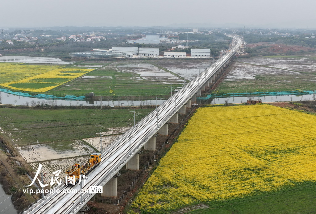 江西九江：京港高铁昌九段首条接触网导线成功架设【5】