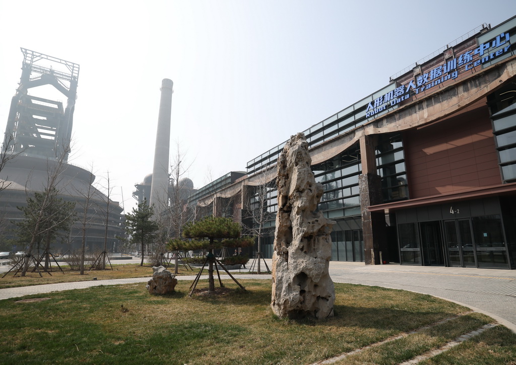 这是3月25日在北京市石景山区首钢园内拍摄的人形机器人数据训练中心外景。