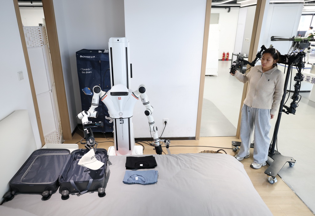 3月25日，在北京市石景山区首钢园内的人形机器人数据训练中心，工作人员在训练机器人。新华社记者 张晨霖 摄