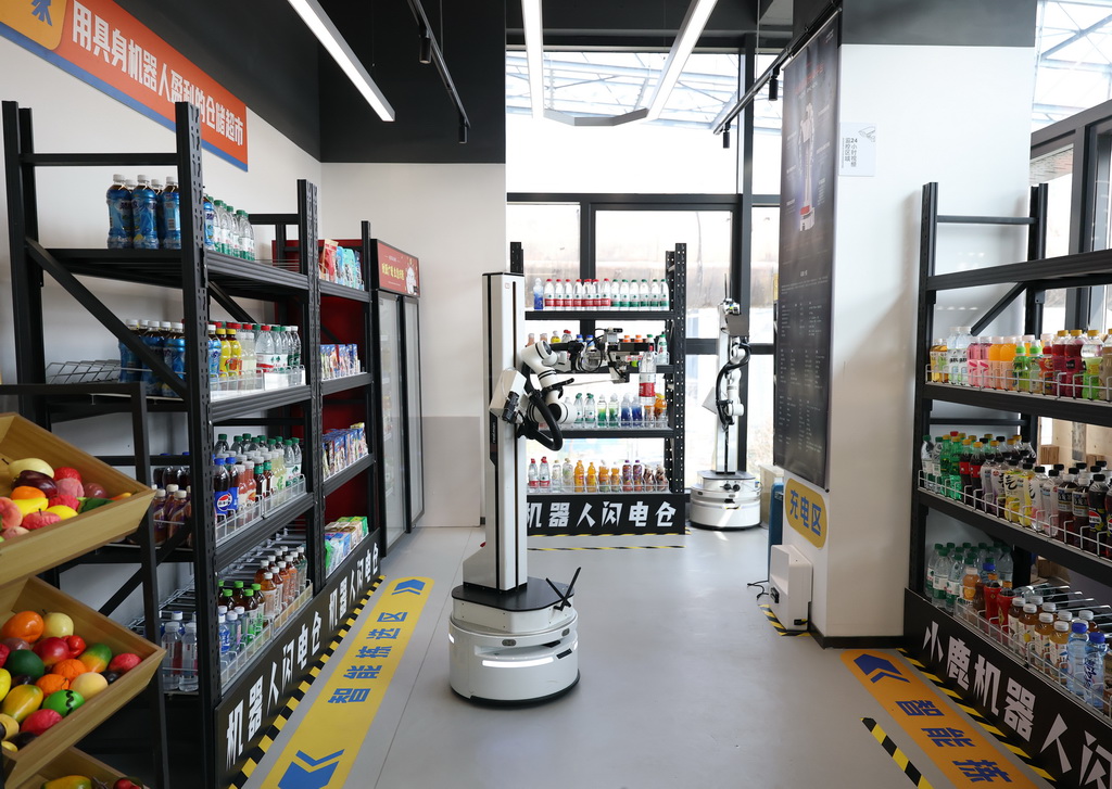 3月25日，在北京市石景山区首钢园内的人形机器人数据训练中心，一款机器人在模拟“商超”场景中工作。新华社记者 张晨霖 摄