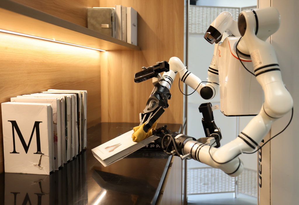 3月25日，在北京市石景山区首钢园内的人形机器人数据训练中心，一款机器人在模拟“家居生活”场景中工作。新华社记者 张晨霖 摄