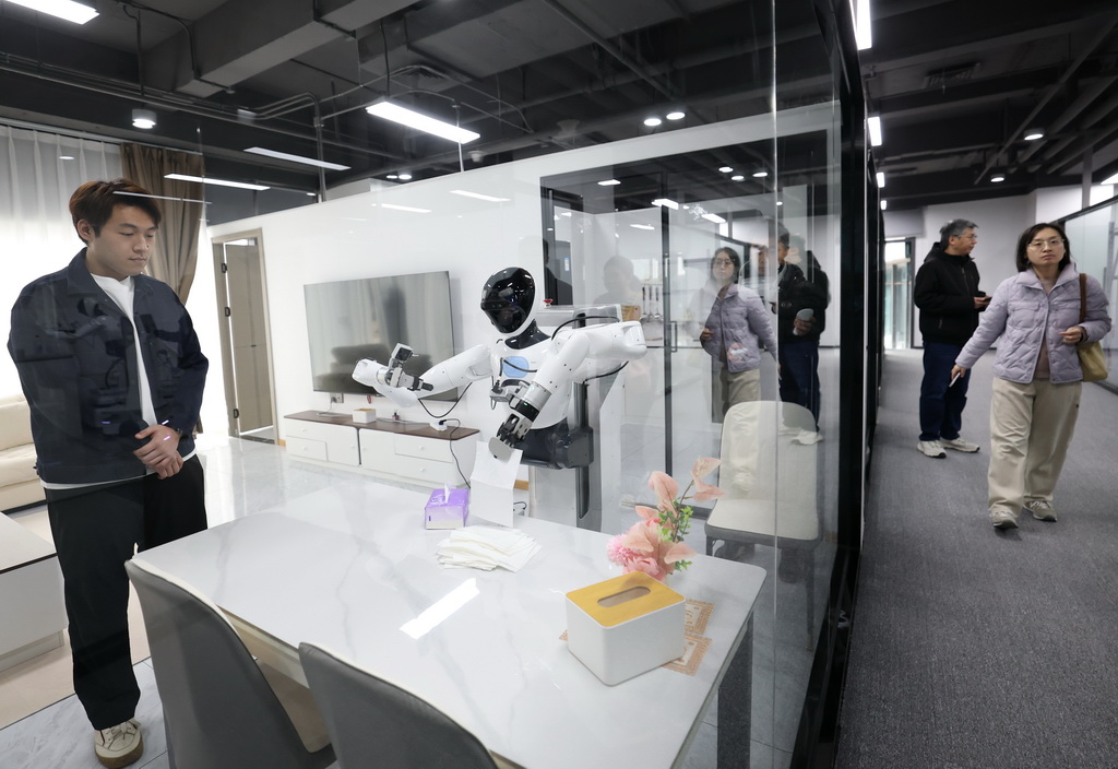 3月17日，在北京市石景山区具身智能触觉及多模态感知数训创新中心，工作人员在训练机器人。新华社记者 张晨霖 摄