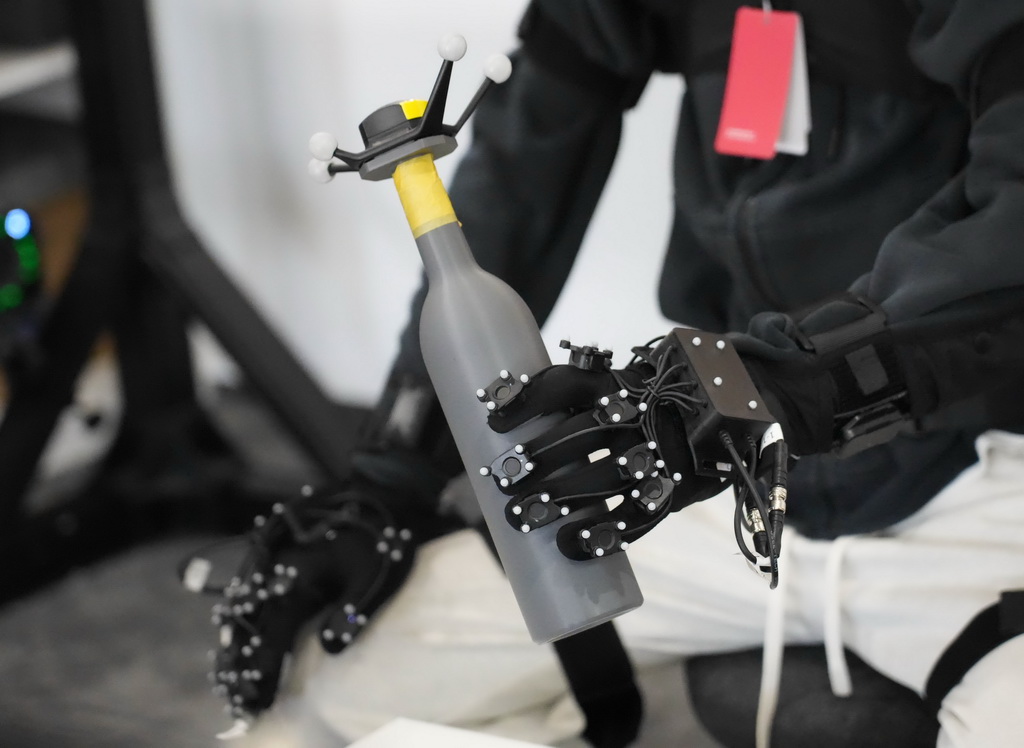 3月18日，在北京中关村（海淀）具身智能创新产业园，诺亦腾机器人的一名工作人员在进行高精度人类行为数据采集。新华社记者 谢晗 摄