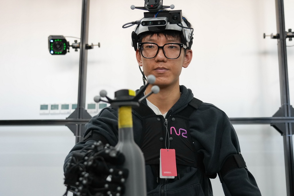 3月18日，在北京中关村（海淀）具身智能创新产业园，诺亦腾机器人的一名工作人员在进行高精度人类行为数据采集。新华社记者 谢晗 摄