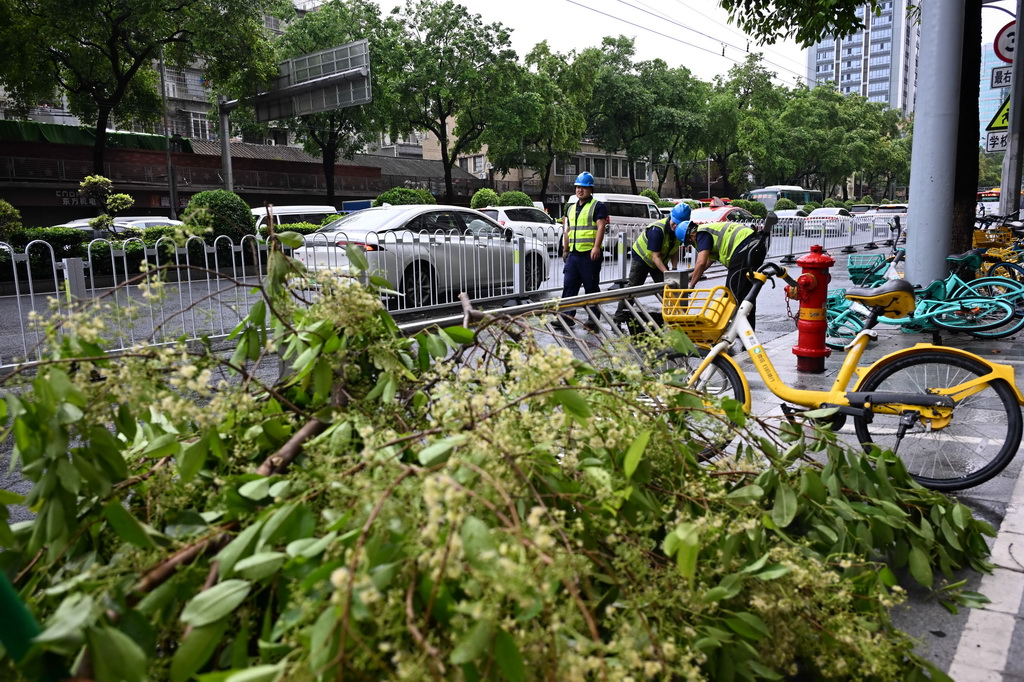 3月30日，在广州市越秀区解放中路，工作人员进行给排水抢修。