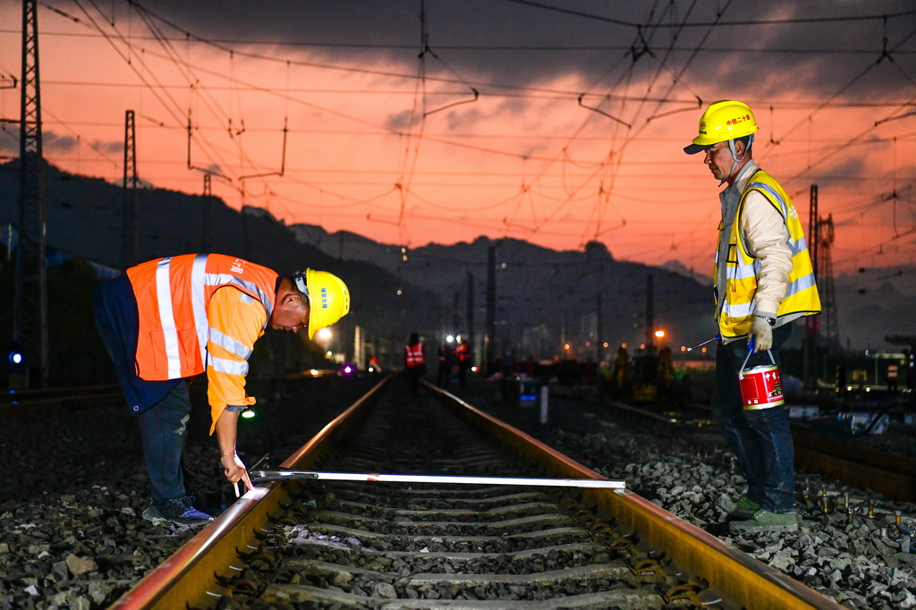 3月30日，工人在贵州瓮马铁路南北延伸线绿荫湖站改造工程现场测量轨距。