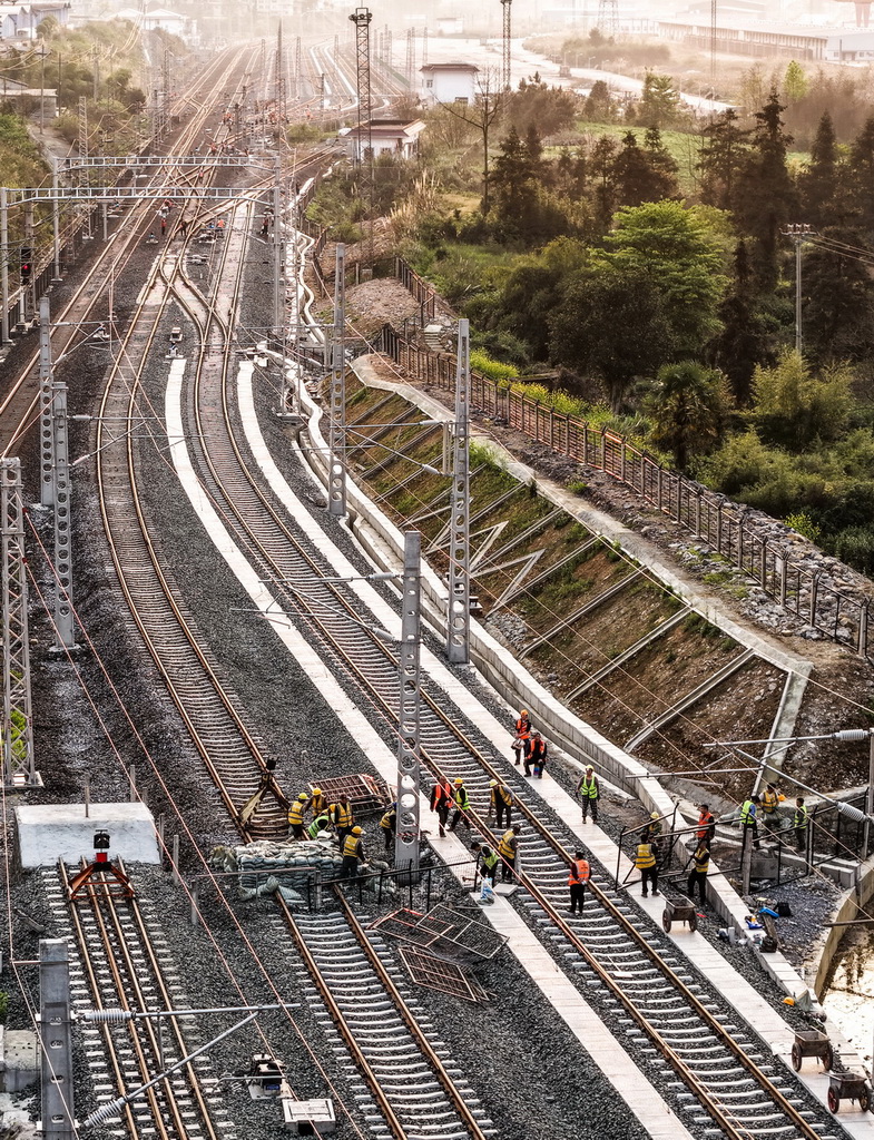 3月30日，工人在贵州瓮马铁路南北延伸线绿荫湖站改造工程现场施工（无人机照片）。