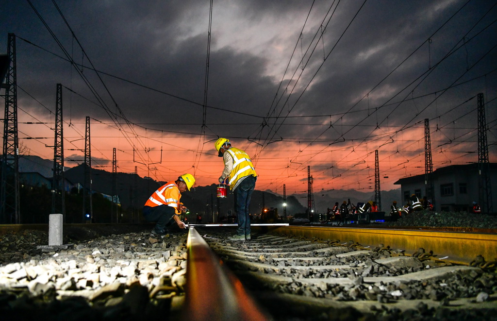 3月30日，工人在贵州瓮马铁路南北延伸线绿荫湖站改造工程现场施工。