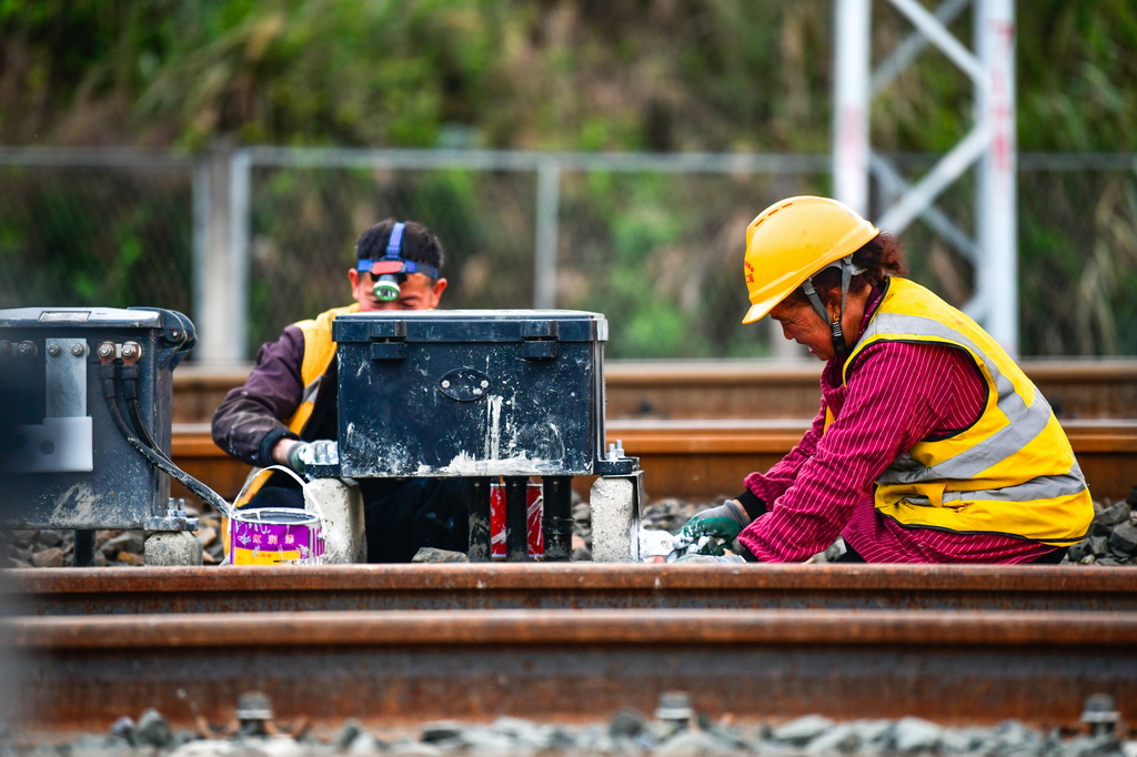 3月30日，工人在贵州瓮马铁路南北延伸线绿荫湖站改造工程现场施工。