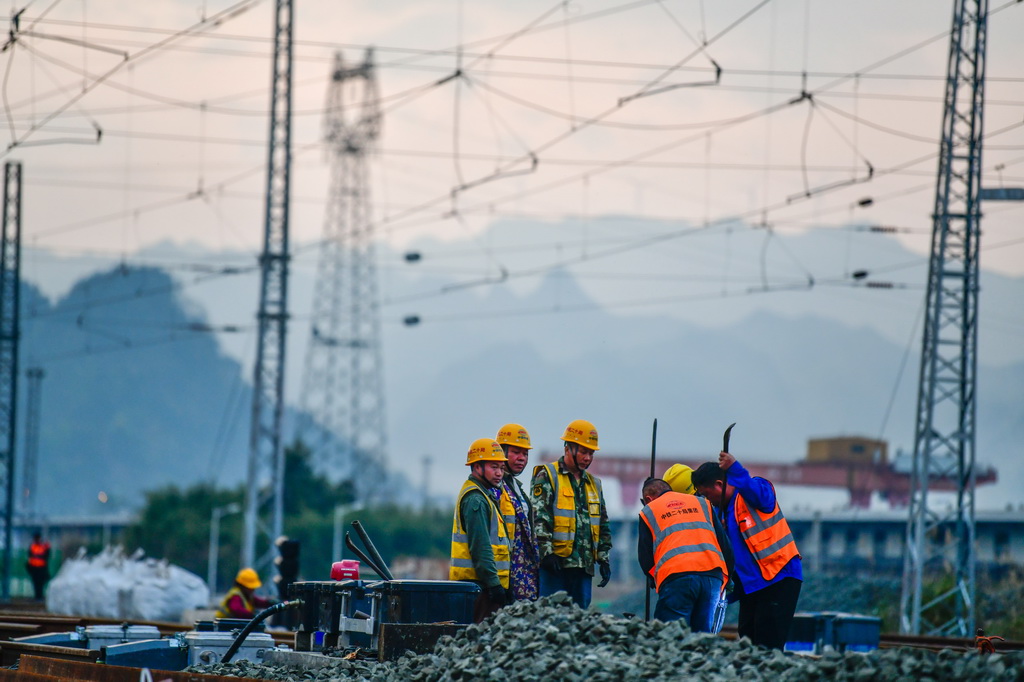 3月30日，工人在贵州瓮马铁路南北延伸线绿荫湖站改造工程现场施工。