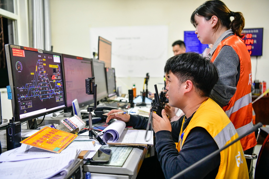 3月30日，工作人员在贵州瓮马铁路南北延伸线绿荫湖站改造工程现场进行信号联锁试验。