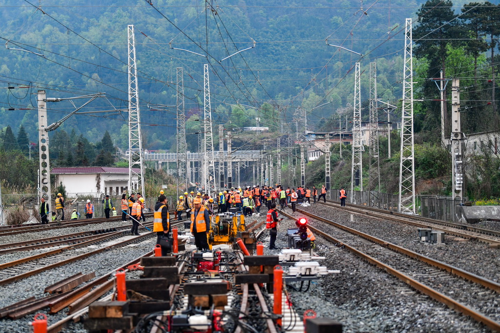 3月30日，工人在贵州瓮马铁路南北延伸线绿荫湖站改造工程现场施工。